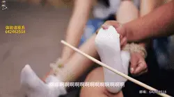 【娜绳工作室】【青柠】108QNKB-108 ◀青柠的jk圣体，穿着蓝色jk制度，体验电击贴片电脚心，没有戴口球，没有戴眼罩，让电击贴片刺激青柠的脚心脚底板，让其自然的发出最原生态的叫声。<br>青柠坐在床上，左手绑左脚，右手绑右脚，时不时的还抬起来给镜头展示看被电击的脚心。还被藤条抽打脚心，让青柠更疼，为了充分体验，还不定时的捏压青柠的脚趾，刺激青柠更加疼痛。<br><br>◀不要担心缩略图中我打的码，那是为了过审，实际视频中是没有码的，可放心购入，视频质量绝对放心。<br><br>➡此后视频，已更新设备，需要的看官可放心下单，双机位拍摄，远近随心所欲观看，要细节有细节，要整体有整体。<br><br>↓   ↓   ↓   ↓   ↓   ↓   ↓   ↓   ↓   ↓   <br>✅主页：https://www.linzijun.app/@nashenggzs<br>✅QQ：642462518<br>✅微信：Nashengliaokao<br>✅推：@NashengQN<br>↓   ↓   ↓   ↓   ↓   ↓   ↓   ↓   ↓   ↓   <br>➡需要定拍的可直接加我的联系方式，模特可接定拍时，一般当天出片。<br><br>➡【娜绳工作室】为各位同好和同行提供作品定制、原味等<br><br>有兴趣的可以实地体验，工作室是在青岛黄岛，欢迎想要来的大学生来实地体验绳艺或镣铐，多谢合作<br><br>------------------------------------------------------------------------------------------------------------------------------------------------------------------------------------<br>㊙【解压密码】<span style='color:#b0b0b0;'>[隐藏文字，购买后可见]</span><br>------------------------------------------------------------------------------------------------------------------------------------------------------------------------------------<br><br>先说明一下，购买视频的老板们不用担心解压问题了，现在开始以后去除三层解压，下载后只需密码解压一次即可，然后修改后缀名即可看视频了。还是不建议在线观看哦~<br><br>