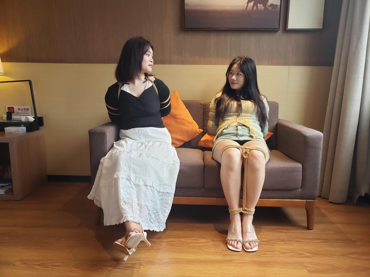 两闺蜜的绳艺体验 绳命线原创出品，小月带着闺蜜一起来体验绳艺，过来之前没有跟闺蜜说要被绑起来，闺蜜刚进门看到绳子就懵了还有点慌，被绑起来还经常用方言吐槽。哈哈！喜欢的同好欢迎定拍、约拍、绳艺体验、一起交流学习，欢迎在广西或者南宁市区的小姐姐们过来体验绳艺，本工作室长期招聘模特，感兴趣的小姐姐踊跃报名哦！同时工作室也推出约绑攻略，有兴趣可以咨询。联系方式 QQ 1224986223 其他平台均为盗版，请认准妖狐原创视频！感谢支持！视频解压密码shengmingxian