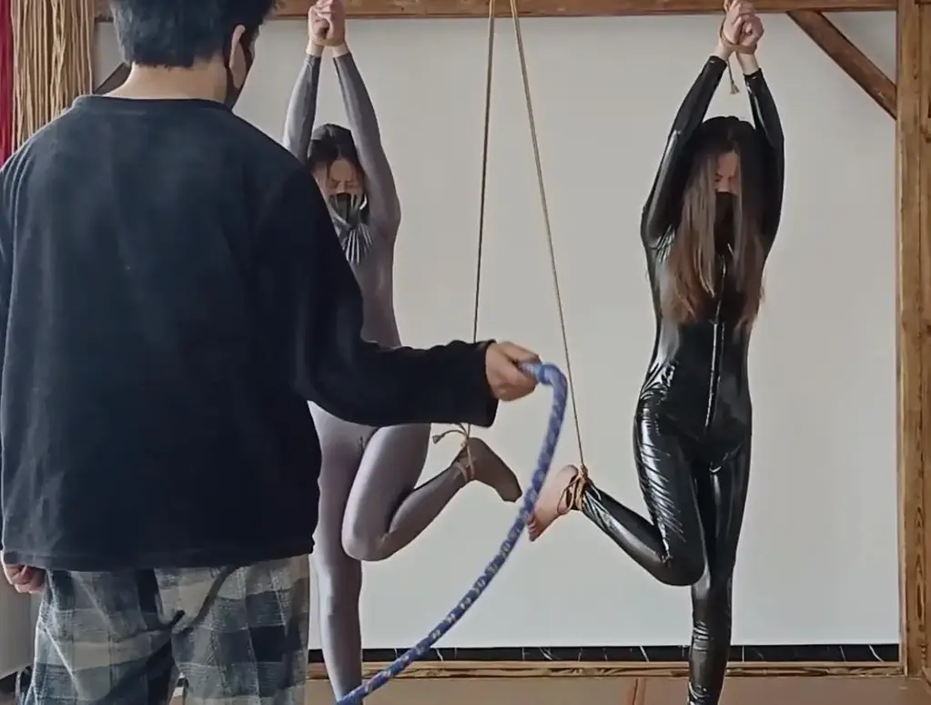 【御仙原创】屈服的女汉奸和宁死不屈的女烈（双女，女烈，鞭刑） 两名女特务潜入敌方想要窃取敌方藏在保险柜里的机密文件，不料被俘，两人被绑起来严刑拷打，经历了鞭刑，蜡刑等，最终珺珺屈服，说出实情对组织进行了出卖，另一人楠楠面对队友的背叛虽然愤怒却无可奈何，最终被急需投名状的珺珺勒死，完成了最后的使命<br>--------<br>--------<br>【御仙工作室】：对圈内爱好者开放，欢迎前来约绳，体验；并提供线上定拍、线下约拍。原味服务。<br>另外本工作室招聘模特有意请联系客服了解！<br>坐标郑州QQ：1756718889【注明来意】本工作室招聘模特有想了解的可以加客服QQ了解<br>--------<br>-------<br>下载文件后将后缀zip111改为zip解压，解压完成后，继续将文件后缀改为zip解压，解压密码：yu12 把最终的文件后缀改为mp4即可观看，请大家不要在线观看，非常容易和谐。如果被和谐请联系我们！