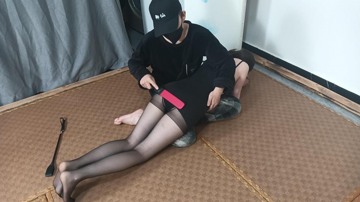 《御仙原创》痛与痒（SP，挠痒痒） 痛和痒同时进行，会是一种什么样感受呢，今天就让我们的楠楠来试试！<br>-----------------<br>【御仙工作室】：坐标河南郑州，对圈内爱好者开放，提供线上定拍、线下约拍。出售原味。<br>定拍咨询方式：<br>QQ:1756718889<br>vx：y1796426163<br>解压密码：yu12<br>下载文件后将后缀zip111改为zip解压，解压完成后，继续将文件后缀改为zip解压，解压密码：yu12 把最终的文件后缀改为mp4即可观看，请大家不要在线观看，非常容易和谐。
