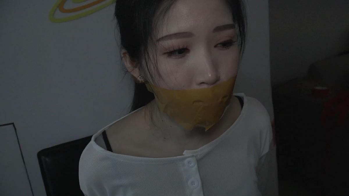 裤里丝美女被入室抢劫，黄色胶带捆绑，袜子堵嘴，丝袜套头 裤里丝美女被入室抢劫，劫匪搜刮一遍后，被胶带捆绑的美女竟然想偷偷溜走。劫匪一把拉回，并脱下自己的袜子塞入美女嘴巴，再胶带堵嘴。。发现搜刮不到什么财物，便打起了劫色的主意~~  后为了防止美女再次逃跑，堵嘴后再丝袜套头，把眼睛也用胶带蒙住。没有逃走的希望~~劫匪怕事情败露，就打开煤气再离开……<br>