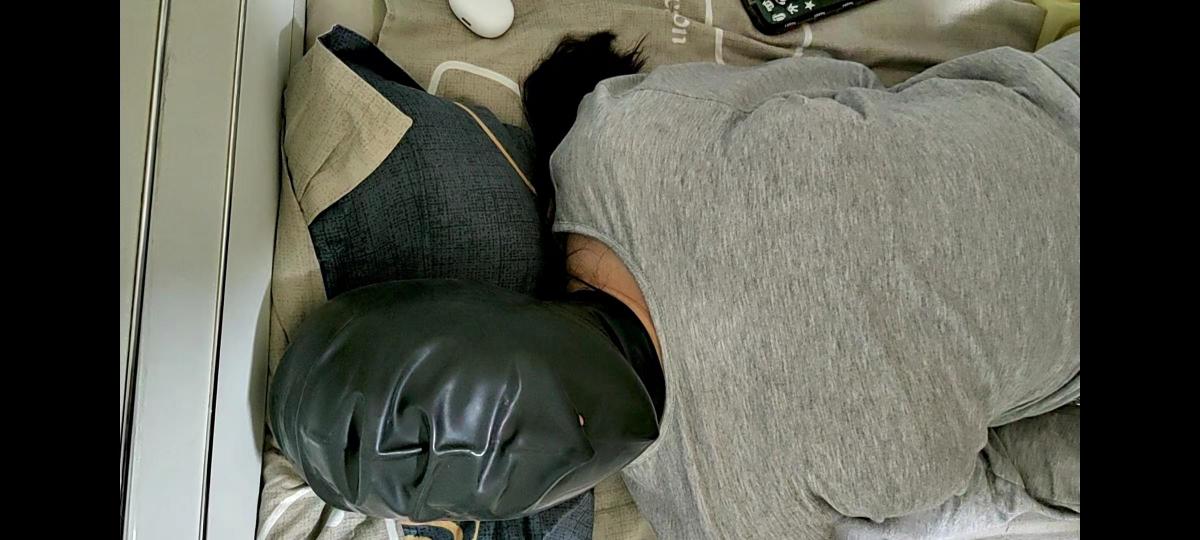 身体不舒服也不消停的小骚狗下 比上一部精彩不少呢 微孔头套  更好的呼吸体验  打耳光 控制拉满<span style='color:#b0b0b0;'>[隐藏文字，购买后可见]</span>