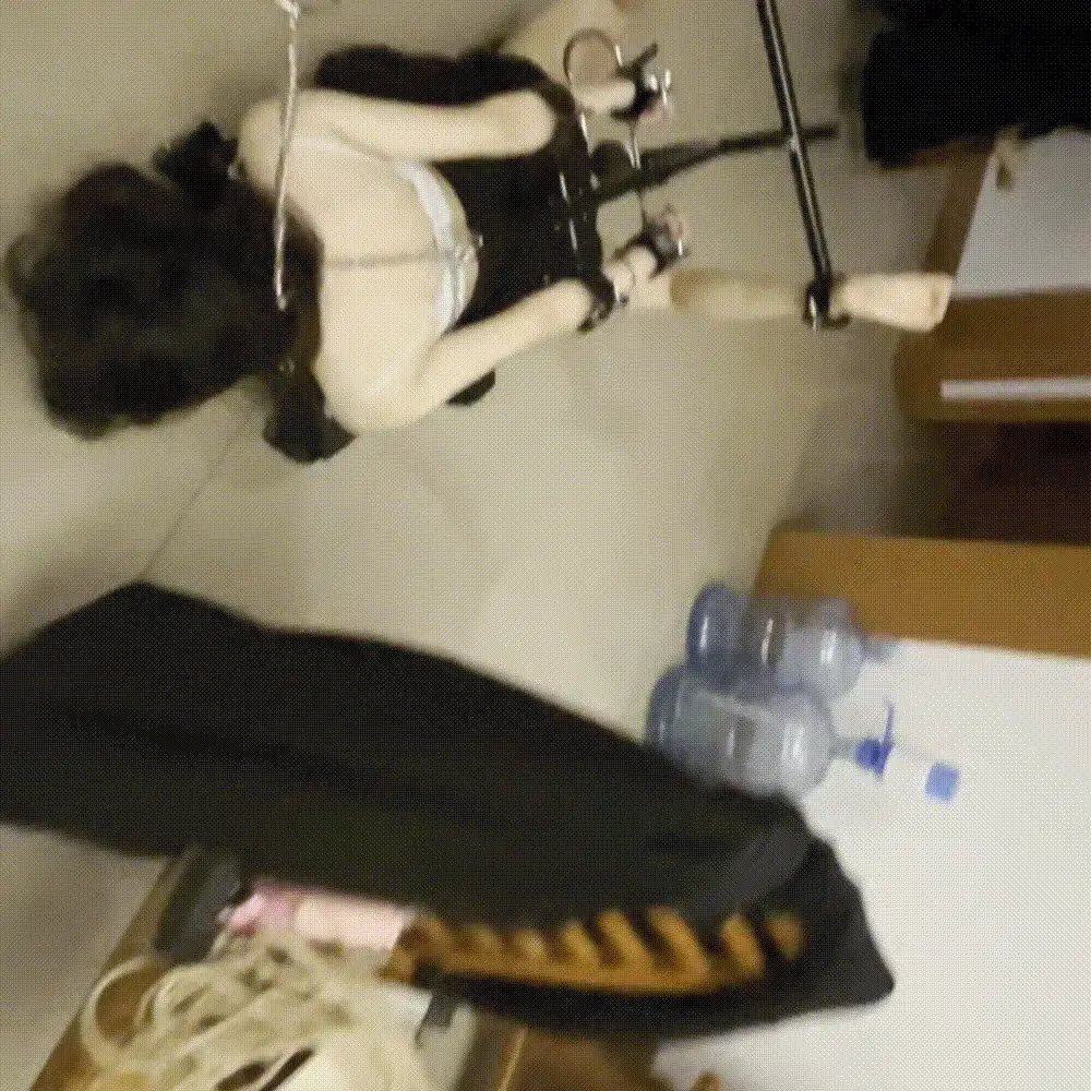 线下真实调教之24h不间断管教-惩罚篇下，数天的时间里小m经历了惩罚、奖励、放置、日常、羞辱、电击、姜罚等多种调教，这次小m被锁进驷马小车里接受打屁股、挠痒、耳光、踩踏等多重惩罚，牵着驷马小车走也好羞 【缚予】【皮皮】【解压密码】<span style='color:#b0b0b0;'>[隐藏文字，购买后可见]</span><br>【调教背景】【惩罚篇下】小m皮皮的屁股养的差不多了之后，又迎来了第二波调教，小m皮皮即将有一场重要的考试，但是面临考试却没有一点紧迫感，因此主人决定把小m叫过来好好调理教育一番。这一次的调教也将持续数天，惩罚形式也将从简单的束缚和打屁股逐步拓展，当然，除了惩罚外也有“奖励”。因此这次的调教分为惩罚、奖励、放置、日常、羞辱、电击等数个篇章，工具以及姿势更是从跪趴架到驷马架，从吊缚、后手吊缚到M字开腿等等丰富多样，大家有什么好的想法和建议也欢迎来交流，加Q备注来意。<br>【调教概要】在经历了踮脚罚站和走锁链的痛苦惩罚之后，主人没给小m喘息的机会，仅仅是松了下绑简单喘了口气就继续开始了调教。这次主人把小m绑上了驷马束缚架，也让小m尝尝新鲜，由于小m手腕实在太细，驷马架自带的拷相比来说宽度太大，因此只能额外给小m带束具，保证手腕卡在架子中。在绑上驷马小车后，主人先对无法动弹的小m进行了挑逗，包括揉捏、挠痒痒等等，小m努力挣扎却无可奈何。随后，主人开始了对小m的惩罚，包括打屁股、打耳光、打脚心、踩踏等等，在痛苦和求饶中小m的屁股也越来越红，最后主人给小m脖子上套上项圈，牵着小m牌驷马小车不断遛弯，既羞耻又难受，溜完后主人还骑在了小m的身上，不过当然不能真压下去，要不以小m的小身板直接就散掉了。主人还给了小m一个不可能完成的任务，就是在有钥匙的情况下自己解开束缚，钥匙就放在屁股上，解不开就绑着呆在那吧哈哈。最后主人让小m尝试自己滑动到指定地方，然后把小m扔在了角落放置，就这样面壁思过吧<br>【缚予】工作室初开张，坐标浙江，定拍、约拍、体验真实调教、应聘绳艺模特等均可加Q2519229829，加Q请备注来意，也欢迎圈子同好来交流<br>【解压】请不要在线解压！！！请不要在线解压！！！请不要在线解压！！！重要的事情说三遍<br>解压密码在简介第一行，下载完成后把后缀mm123改为rar解压，解压一次后按照同样的操作再次将解压后的文件后缀名改为rar解压，最后把解压出的文件后缀改为mp4即可观看，如有问题或失效请联系Q2519229829，备注来意