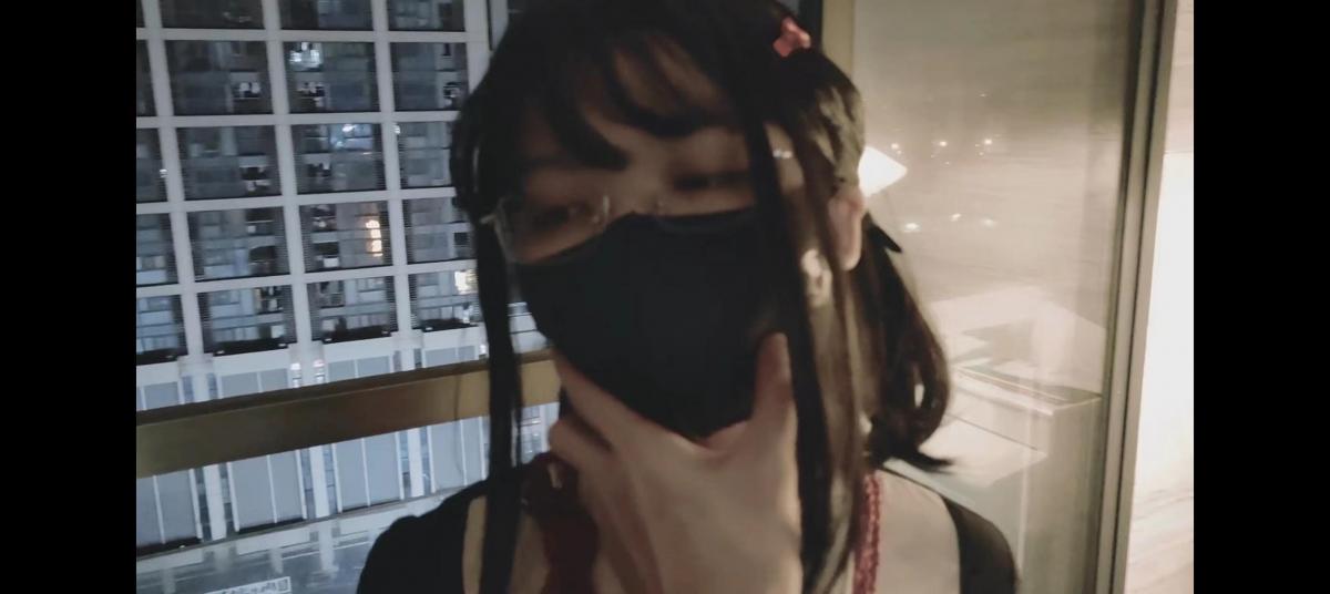 海砂-牵着戴好口球的jk优等生坐电梯天台露出 模特：海砂<br>海砂平时生活中酷爱jk，她总戴着不同颜色的发夹，穿着各种款式的jk裙上课，她很热情的和我科普jk中不良和优等生的区别<br>我笑着打趣：“那你算是学校的优等生吗？”<br>她叉腰哼了一声一脸得意：“那当然了！”<br>“那要是被你们班男生知道在他们眼里的优等生绑着绳子被迫出门露出[X_X]，该伤心了吧？”我笑意更甚，盯着海砂的脸。<br>”你在说什么啊，会很羞耻的！“海砂拎着她的挎包朝我砸了一下。<br><br>答应陪她周末逛街后，她终于不情不愿松了口穿了平时上课会穿的jk裙<br>我拿出口球给她戴上，忍不住掐了她一把，她踉跄着从走廊按电梯上楼<br>是了，表面高岭之花其实口罩下被塞满的感觉可真色情。<br><br>没有经验的优等生，就是这么放不开，海砂哼哼唧唧的，索性干脆掩耳盗铃的闭上眼睛。<br>我笑她胆小，拍她的脸。<br>“还优等生呢，连这点都不敢啊？”<br>我推她进电梯角落，镜子里她低着头，样子楚楚可怜。<br><br>到了顶层，她慢慢地走在长廊，两边依稀能听到房门后还有人交谈的声音<br>中途海砂被绑着身体有些找不准平衡，我拿出牵引绳牵着她上了天台。<br>天台的视野很空旷，我按着她跪在地上<br>扯开她的裙子，摸她的丝袜。<br><br>“下次，要塞满下面才行哦。”