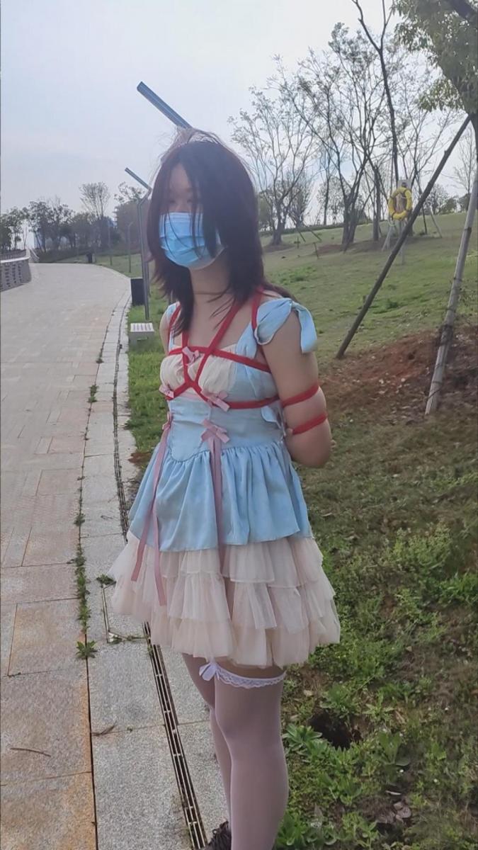 本地赣江江边约拍，女生第一次户外捆绑有点紧张 本地赣江江边约拍，女生第一次户外捆绑有点紧张，之前微信聊天还霸气的说不怕人多，结果一下车就秒怂，大堤上车来人往的很多，但下面的江边其实人并不多，只遇到几个给草地洒水的大爷，江边钓鱼的大叔，拍到后面女生的心情才放松下来，当天天气实在是有点热，女生的右手也有一点点扭伤，所以提前结束了拍摄，立马请女生去吃了肯德基。解压缩密码nanchangyuanchuang<span style='color:#b0b0b0;'>[隐藏文字，购买后可见]</span>