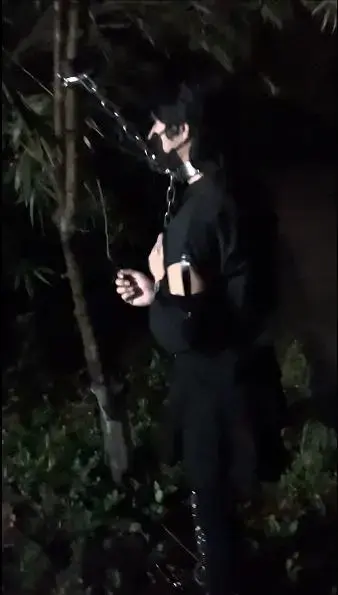 （伪娘）室内玩着不过瘾，直接外出开整，主打的就是全金属束缚 在外面露出时随手拍的，夜晚手机像素太差介意请勿购买。有个相同爱好，能一起玩的真好。继上次被发现之后，我再也没有外出过了。这次算是又体验到了久违的感觉，他是手足颈连体铐，高跟7CM，胆子大得很，一直在前面开路，我只带了脚镣，不过高跟鞋12CM，走路相当困难，可以说要是有人经过我俩都跑不掉。至于钥匙都在我车里面。溜达完在开车回去的路上，发现有人从那里经过。我俩要是再玩一会就要交代在那里了。视频最后一点点是在宾馆他尝试自己解开背拷结果失败