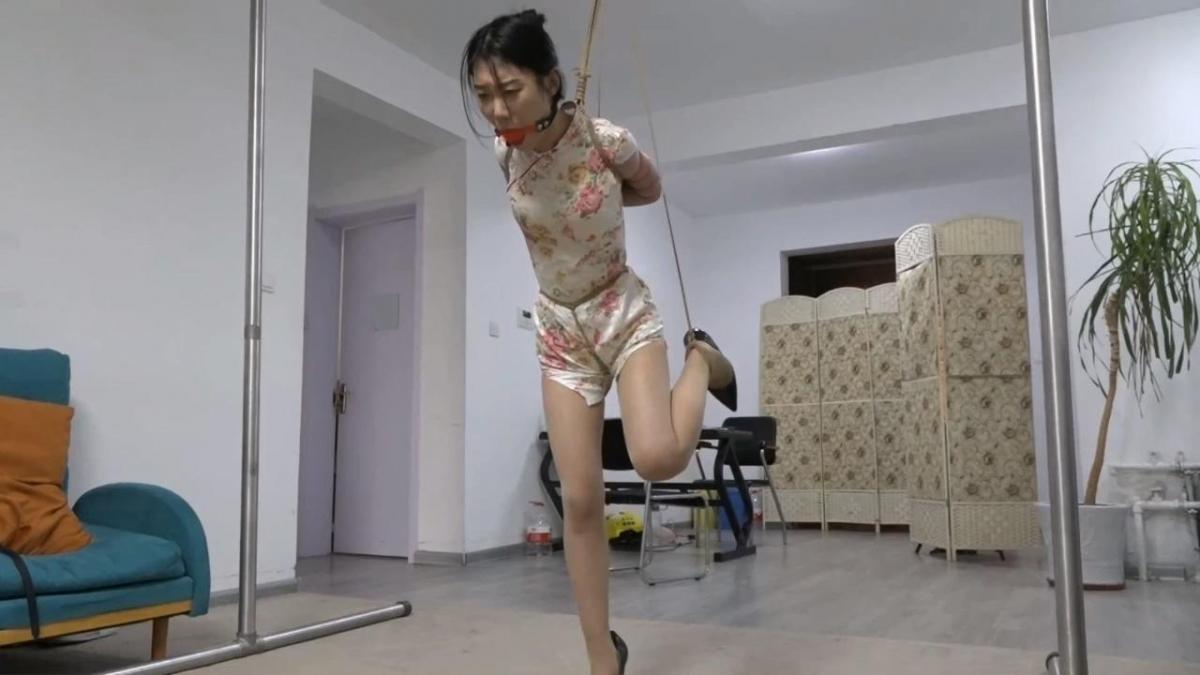 逍遥定拍：韩玉（琪梦）旗袍五花后高手紧缚单脚吊 娇喘阵阵 大小：2.28GB 时长：33分钟 工作室：逍遥工作室<br>解压密码：123456<br>这次拍的还是逍遥的韩玉，高冷颜值配紧身小旗袍还挺适合，配上中式五花紧缚就更适合了，标志的逍遥紧缚单脚吊，吊的模特一阵阵娇喘。