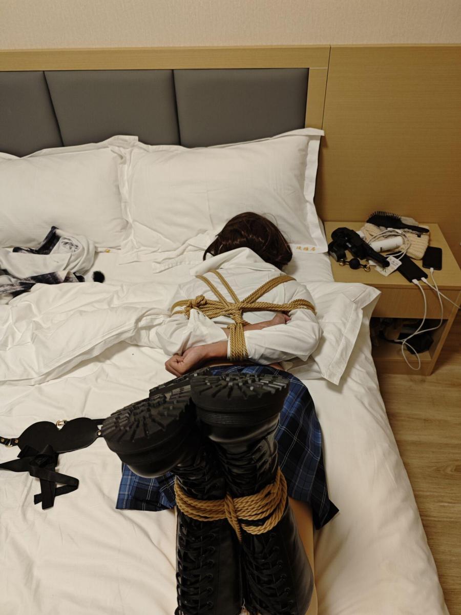 伪娘约玩入室绑架案1（JK长靴捆绑） 伪娘伪娘伪娘<br>小林是女大学生，绑匪为了抓到小林姐姐的把柄，策划了这场入室绑架。绑匪将小林迷晕捆绑后，便急匆匆的去找小林的姐姐，没想到小林几次解开了绳子，想要逃脱都被绑匪给抓了回来，不知道晚上经历了什么，总之，最后也放弃了抵抗。第二天一早，绑匪给小林披上外套，便乖乖的跟绑匪回了家，大街上的人不会发现，外套里的小林正带着拘束套和TD