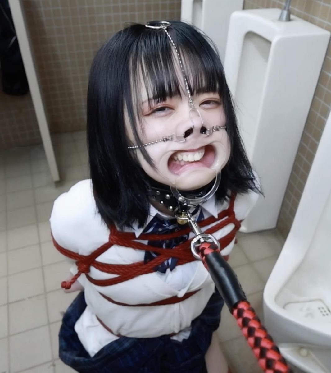 10分～【野外拘束散歩調教】Complete plan 元素：<br>JK制服、开口器、鼻钩、全身缚<br>深夜户外牵绳羞耻play、厕所羞耻罚跪<br><br>搬运自——緊縛、監禁、ヒトイヌ、ボンテージ、拘束 (Lemon)