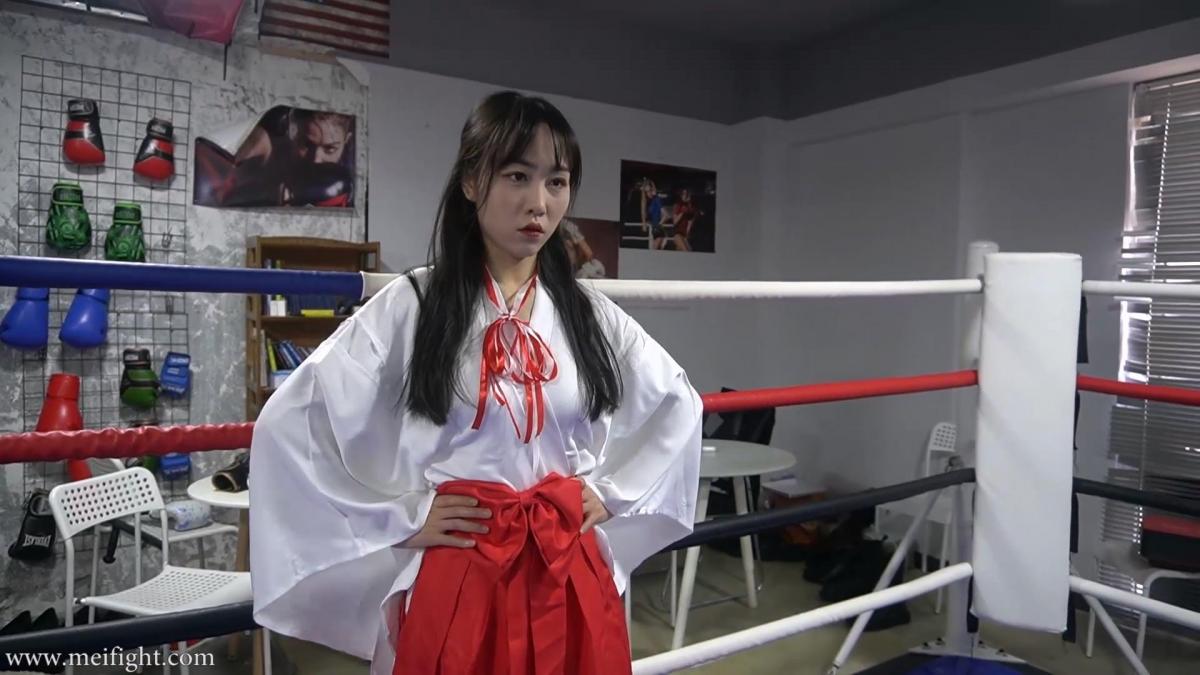 [个人定拍]MF-MF31-Yiyi VS Aluo 巫女和格斗家之间的战斗，以虐腹为主。剧情灵感来自Sakifox老师的漫画。<br>可惜的是一开始打算用长足袋的，结果买的那个质量太差，只好用普通白袜了。实在是非常可惜<br><br>剧情梗概<br>女主去参加一个地下死斗擂台，在决赛遇到了主办方安排的对手阿罗。<br>第一回合，女主凭借出色的技巧，阿罗的攻击她都能轻松接下，还能顺势反击将阿罗放倒。<br>主办方见势不妙，急忙敲钟宣布第一回合结束，双方各自休息。阿罗那边主办方偷偷给他塞了一瓶禁药让他喝下，大幅提高了他的速度和力量。然后比赛再开。<br>得到加强的阿罗把女主打倒，蹂躏。最后将女主打爆。
