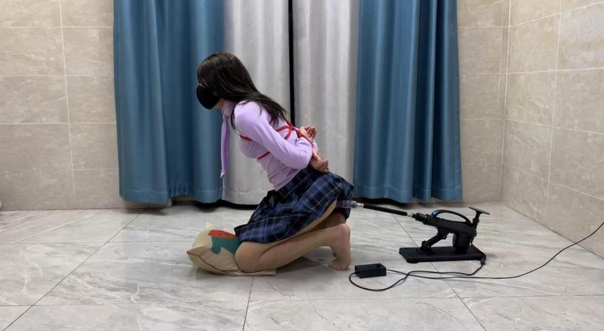 泡机蹂躏梦瑶 看着衣柜底下的泡机，前面变得激动了起来，已经很久没玩过泡机了，一顿变装，捆绑，灌肠等准备工作做完后，打开泡机，跪坐在地上，接收着泡机的蹂躏。<br>才过了7、8分钟就已经忍受不住了，休息了一会后，换了个仰卧的姿势继续蹂躏，地板实在是太滑了固定不住泡机，后面只能把泡机靠在墙边，这样一来泡机就不会滑动，玩着玩着突然就掉出来了。<br>QQ1182242274