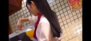 美少女服务生的羞耻调教记录 日本 一家餐厅的服务生 身上戴着电动玩具 完成日常工作同时还要强忍着不被发现