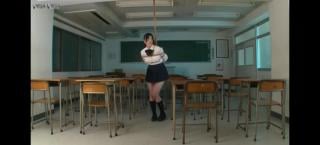 教室里吊着的少女 日本 JK制服少女被绳子吊在教室里