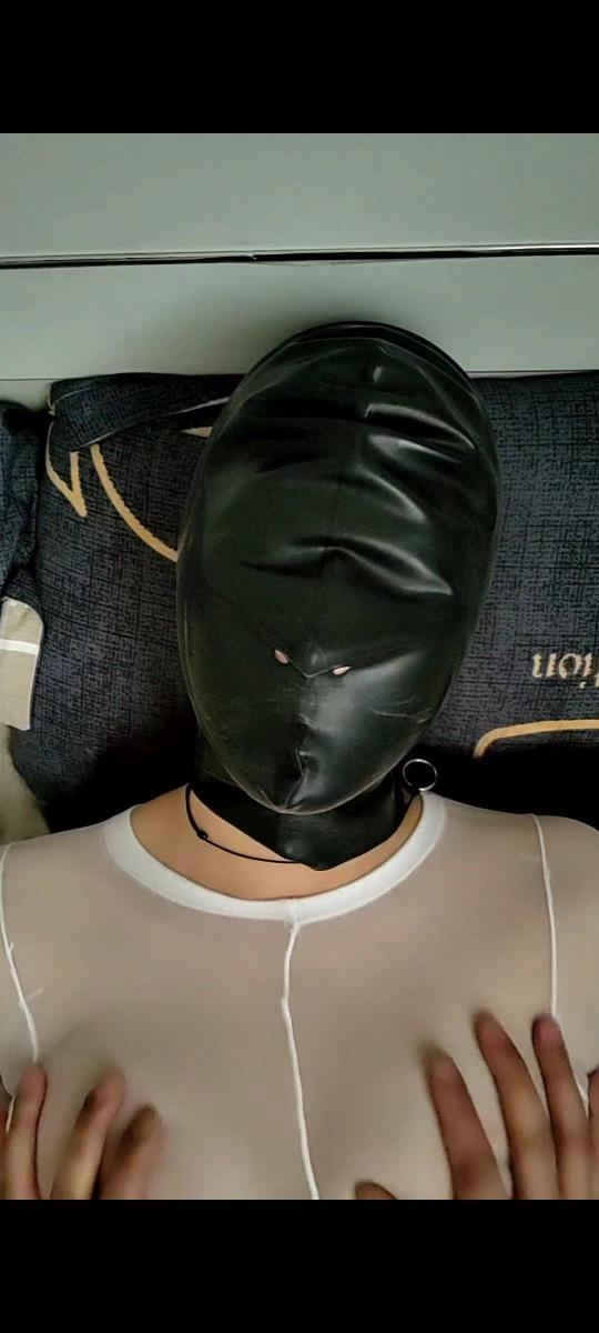 是谁呀？ 是狗子又发骚了呢！ 全包头套 丝袜全包 打屁股 扇耳光 小跳跳 内置 无内[展示的隐藏文字]依然是第一视角呀 lu点是肯定有的 诶嘿 有几天没有好好玩儿过我的小狗狗啦 小狗子早早地就迫不及待了 第一阶段先把小黑戴上了 当然小恶魔也是必不可少的 既然决定玩了 想让我停我就停了吗 那必然是不可能的 主人打你需要理由吗 那必然是不需要的 虽然打耳光打耳鸣了 又怎么样呢 下次主人会注意的 [展示的隐藏文字]<br>