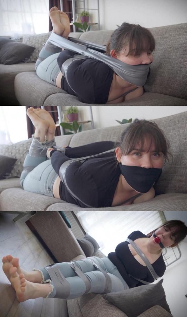 Snowflake - Bondage Therapy 故事 雪花实在压力太大，要求被绑住并堵住嘴以缓解压力。 她全身被胶带绑住，嘴巴被塞住。 她在束缚中挣扎，同时说了一会儿话。 几分钟后，雪花开始放松，感觉到身体的紧张感消失了。 彻底无助的感觉让她的思绪安静下来，专注于当下……Story Snowflake is really stressed out and asks to be be tied up and gagged to relieve the stress. She is fully tied with duct tape and gets ballgagged. She struggles in her bondage while gag talking for a bit. After a few minutes, Snowflake begins to relax and feel the tension leaving her body. The sensation of being completely helpless allows her mind to quiet and focus on the present moment....