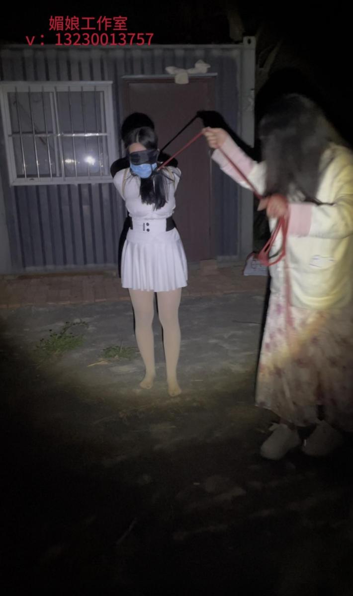媚娘工作室-室外踮脚尖行走在石头上是什么感觉 媚娘工作室<br>V：13230013757<br>业务咨询<br>私人定制拍摄视频、原味、线[X_X]验、约绑模特<br>场景：室外马路边<br>服装：白衬衣、白色裙子、肉丝、白色长靴<br>剧情：女主得知曾经霸陵她的大姐头行踪，特意在她的必经之路潜伏，终于等到曾经的霸凌者，称四下无人，将其卢走，女主给带上蒙眼罩，套上项圈，脱掉长靴，故意把霸凌者越带越远，期间小石子查脚，踮脚尖行走，霸凌者鬼哭狼嚎，叫我声不断，就是想不起来女主是谁，女主带霸凌者一直行走，小石子一直扎脚，内容和精彩，希望各位粉丝宝宝多多支持