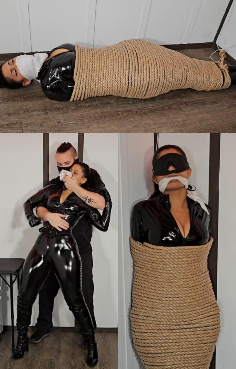 Calisas Bondage Diaries: Rope Mummy Mayhem 卡丽莎是一名性感间谍，她闯入了敌人的藏身处。 她很安静，四处窥探，炫耀她性感闪亮的连身裤和收紧的腰部。 刚一转身，就被人从后面抱住了。 她试图反抗，但没有成功。 她发现自己被绳子制成木乃伊，嘴巴被堵住，眼睛也被蒙住。 她小心翼翼地挣扎着，以免摔倒，然后把嘴塞了出来。 最后，她得到了回应，但该男子想要信息，而卡丽莎不想放弃。 她终于决定和他做一笔交易。 如果他去掉堵嘴，她会给他一些信息。 但是，一旦堵嘴被移除，卡丽莎就向那个男人吐口水！ 她永远不会告诉他任何事情，她只是想把这个笑话说出来。 好吧，不幸的是她让事情变得更糟了！ 这名男子塞住了她的嘴，并用 OTM 堵住了嘴，然后再次把她留在了角落里。 卡丽莎很震惊。 这整个困境真是可笑！ 在卡丽莎的角落里挣扎了一会儿后，那个男人回来了，决定改变卡丽莎的处境。 她发现自己现在倒在地上，并且 OTN 笑话已添加到她的 OTM 笑话中。 卡丽莎挣扎着，但无法逃脱那些紧绷的绳索！Calisa is a sexy spy who's broken into her enemies hideout. She's quiet as she snoops around showing off her sexy shiny catsuit and cinched waist. Once she has her back turned she's grabbed from behind. She tries to resist but is unsuccessful. She finds herself mummified with rope, cleave gagged and blindfolded. She struggles carefully so she doesn't fall over, and bitches through the gag. Finally, she gets a response, but the man wants information and Calisa doesn't want to give it up. She finally decides to make a deal with him. If he removes the gag, she'll give him a bit of info. But, once the gag is removed Calisa spits at the man! She was never going to tell him anything, she just wanted that gag out. Well, unfortunately she's made things worse! The man stuffs her mouth and applies an OTM gag before leaving her in the corner again. Calisa is shocked. This whole predicament is ridiculous! After a bit more struggling in her corner, the man comes back in and decides to switch things up on Calisa. She finds herself on the ground now, and an OTN gag has been added to her OTM gag. Calisa struggles around but there's just no escaping those tight ropes!!