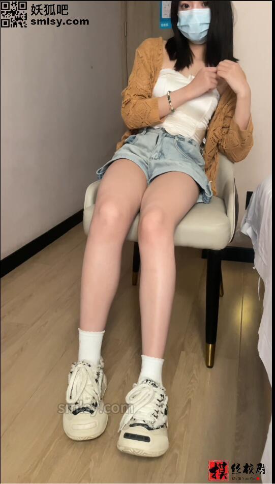 校尉原创-大二处女学妹酸味棉袜裸足把玩 这个妹子无一例外<br>也是经过我的约脚套路后，成功从网上被我拿下到线下开房！<br>我离她的学校有一点点远，起初我其实还并不是很想去的<br>但想着她是个00后的嫩妹，还是硬着头皮开车去找她了<br>她目前在读教系职业，平时也会做辅导课兼职之类的工作<br>妹子的眼睛很大，整体给人一个种比较清爽活泼的感觉<br>最开始我跟她酒店开房后，她就一直在不断的给我找话题<br>说实话她的话真的蛮多的......挺八卦的一个妹子<br>其中我们也谈到了关于小众圈子这个爱好的问题<br>妹子懂得也比较多，但让我万万没想到的，她竟然还是一个处女.......<br>稀有动物啊，直接好感度拉满！<br>她跟我见面前的一天就跟朋友出去逛街玩<br>没有洗脚也没有换袜子，我拍她的棉袜时，果真发现她的袜子脚尖处是微微发黑的<br>在这第一集中，我没有仔细的去闻弄<br>毕竟刚刚见面，我没那么社牛，能达到直接开舐的地步！哈哈哈<br>所以一切按照规矩，都是先从拍脚，把玩脚脚开始！<br>她的脚拿在手上就能感觉到湿润，有些汗<br>因为来见我时就需要走半个小时的路程，避免被同学看见......<br>加上天气炎热的原味，所以拿在手上都能闻到很轻的酸味<br>很是不错！约拍素人，我认为是最有趣的事情了！猎奇感直接拉满<br>预览中有少部分的聊天记录，主要我就是放出来大家看看真实性而已