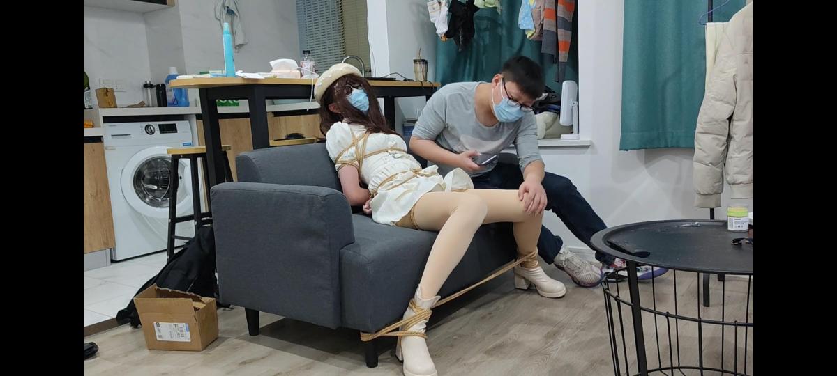 伪娘约玩入室捆绑2 绑匪拍下了视频，有了小林的把柄，于是小林乖乖的跟绑匪回了家，尽管如此，小林依旧非常抗拒，她依然想要解开束缚找到绑匪的手机，可又被抓了回来。<br>绑匪让小林换上从小林家里偷来的衣服，重新绑了起来，这一次，小林彻底放弃了抵抗。