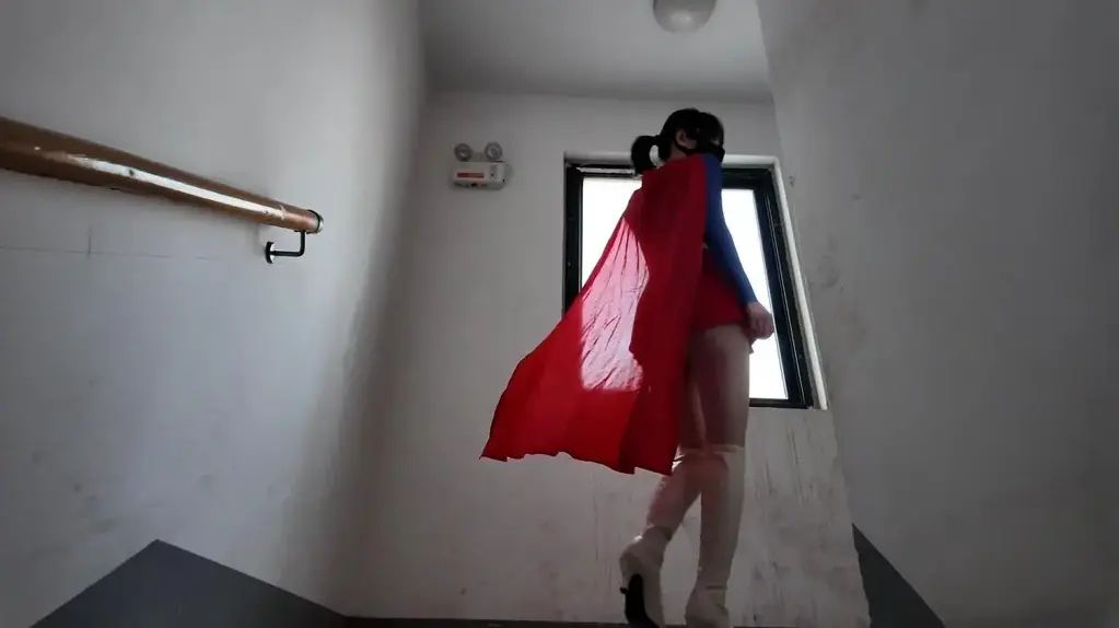 （象人出品）女超人行刑 在象人老哥处拍摄的又一力作，还是一如既往的女超人题材。<br>嗷嗷是一位热衷于cos女超人的女生，某天回家的路上被坏人盯上，坏人因为报复不了真的女超人，于是只能报复cos女超人的女生，嗷嗷不幸被绑回家，并进行了一系列的玩弄，最终并处以绞刑，坏人将嗷嗷抛尸楼道。<br>有一说一，化了妆的嗷嗷有点神似玩偶姐姐，有种让人热血沸腾的冲动，你们懂得。<br>网盘请勿在线解压