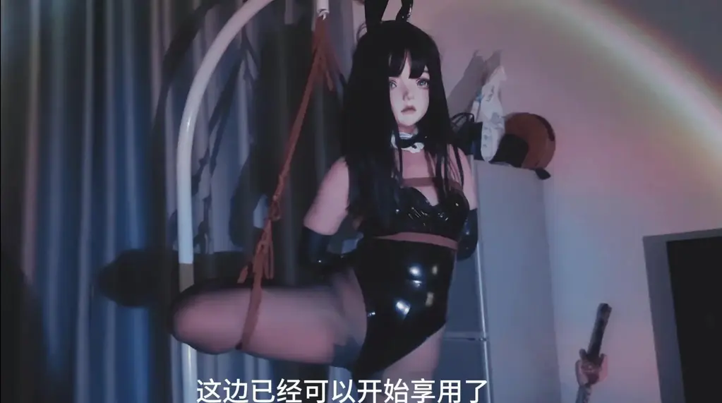 sm俱乐部兔女郎用身体介绍玩具的使用方法和感想后化作烛台照亮客人的晚餐 模特：海砂<br>今天心情郁闷，决定去sm俱乐部放松心情。<br>点了杯咖啡，不一会兔女郎小姐踩着高跟鞋跪下递给我。<br>我点了以往的套餐，兔子小姐点点头带着一托盘的玩具蹲下给我介绍。<br><br>“先生，这是新到的粉色[X_X]，功率比之前更大，喜欢的话，可以放进兔子小姐的身体里试体验哦。”<br>兔子小姐认真地介绍每一个玩具，拿起[X_X]教我使用。<br>她娴熟地扯开连体，把[X_X]放了进去，语言暧昧又不失专业：“先生，要亲自启动试一下看吗？”<br><br>我调控着[X_X]的强度，看着兔子小姐颤抖地描述新品[X_X]的使用感想。<br>“先生，这是按照您的要求定制的我们店最粗最大的yang具，可能插进来会有些疼痛不适应，不过没关系，尽管玩的开心就好，兔子小姐会尽力配合先生您的[X_X]的。”兔子小姐穿着胶衣的手反复摸索套弄着棒棒，有些娇羞地说道。<br>那今晚的活动，就此开始吧。<br><br>兔子小姐被单腿吊着绑在供人展览的展示台上。<br>我把[X_X]塞进她的下ti，频率调整最大。<br>她颤抖着身体，时不时发出有些销魂的声音，我点上蜡烛，放在她的腿间，命令夹紧。<br>此时兔子小姐已经被玩弄得娇喘连连，可依旧敬业地向客户推荐玩具和阐述插进使用时的体验。<br>她的身体已经成为了我的烛台，为今晚的晚饭更添一份情趣，我用遥控器操控着展示台，我的烛光旋转着，光影交替，氛围暧昧至极，看的我都忍不住想对兔子小姐做点什么。<br>这次，我拿起了最大最粗的棒子，准备[X_X]。<br><br><br>“先生，如果要进来，请尽管使用。祝您这次体验愉快，记……记得给我们的sm俱乐部一个五星好评~❤”<br>想到更多玩法以及定拍服务也可留言和加v号Mihaisha2005