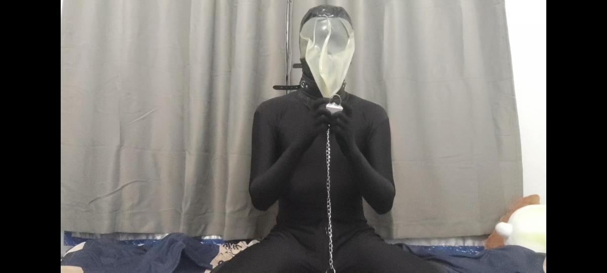 乳胶头套束颈项圈定时锁多层封闭 乳胶头套有孔嗷，小伙伴们自己玩要注意安全<br>穿好全包，先戴好乳胶头套，接着戴上束颈拉紧，束颈外面再加上项圈，再把项圈锁住，然后拿好小话筒就可以开始享受了~<br>照例bb，青岛交友