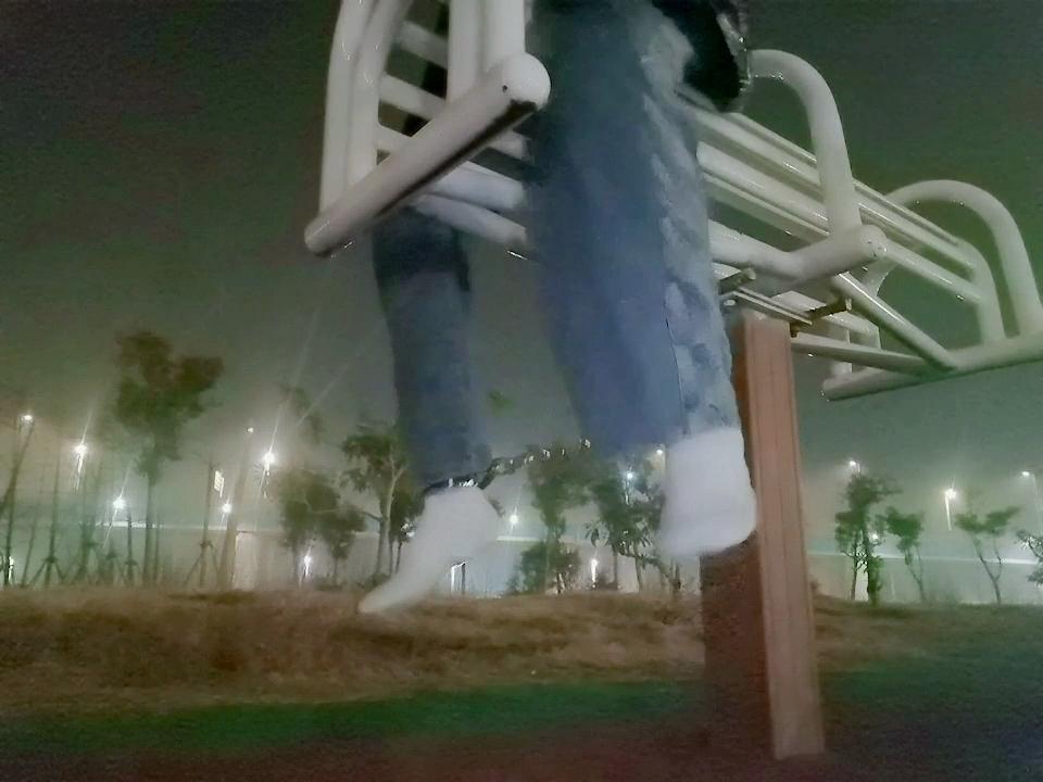 外出游玩小视频~ 除夕那天偷溜出去拍的，超级冷，本来双脚拷住之后还要戴手铐反铐，结果那天出门太匆忙了，带了手铐没带钥匙（笑哭）索性就放弃了，只拍了jiojio。网友：要不要试试三角的？小盐：0.0