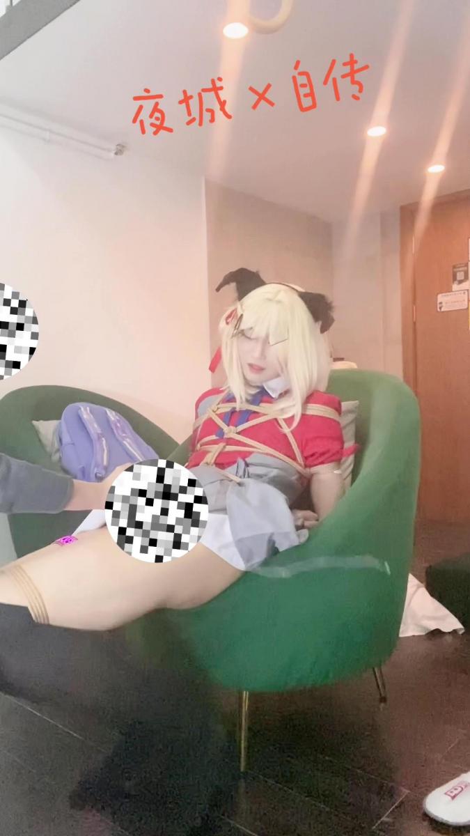 男娘千束单挑[X_X]毁灭喷射 手脚被绑紧放在椅子上想逃也逃不掉啦，直面恐惧吧！看看是电动棒棒先没电还是肉[X_X]棒先忍不住射出来！<br>很可惜肉[X_X]棒最后还是没能忍住 滚烫的jy喷射到了地上 弄得到处都是 地板都脏了 是不是要舔干净才好呢