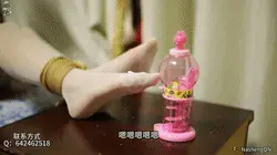 【娜绳工作室】【青柠】120NSGZS-120 ◀青柠在外面练了一天的体操，浑身湿漉漉的回到家，却不想被家中暗藏的劫匪劫持。<br>被迷晕后用绳子欧式直臂缚，用湿哒哒的青柠自己穿的白棉袜塞满口腔。<br>说要解开可以，但是要完成一个小游戏，用穿着白丝的脚趾弹球，把球弹出来就给青柠解开，为了不让她很轻松的玩过游戏，还在后面给青柠加了电击贴片，青柠一电就浑身收缩，好不自在。<br><br>大号QQ：642462518被封至4月16号，有需要的加我备用QQ：3681234217<br><br>◀不要担心缩略图中我打的码，那是为了过审，实际视频中是没有码的，可放心购入，视频质量绝对放心。<br><br>➡此后视频，已更新设备，需要的看官可放心下单，双机位拍摄，远近随心所欲观看，要细节有细节，要整体有整体。<br><br>↓   ↓   ↓   ↓   ↓   ↓   ↓   ↓   ↓   ↓   <br>✅主页：https://www.linzijun.app/@nashenggzs<br>✅QQ：642462518   备用：3681234217<br>✅微信：Nashengliaokao<br>✅推：@NashengQN<br>↓   ↓   ↓   ↓   ↓   ↓   ↓   ↓   ↓   ↓   <br>➡需要定拍的可直接加我的联系方式，模特可接定拍时，一般当天出片。<br><br>➡【娜绳工作室】为各位同好和同行提供作品定制、原味等<br><br>有兴趣的可以实地体验，工作室是在青岛黄岛，欢迎想要来的大学生来实地体验绳艺或镣铐，多谢合作<br><br>------------------------------------------------------------------------------------------------------------------------------------------------------------------------------------<br>㊙【解压密码】<span style='color:#b0b0b0;'>[隐藏文字，购买后可见]</span><br>------------------------------------------------------------------------------------------------------------------------------------------------------------------------------------<br><br>先说明一下，购买视频的老板们不用担心解压问题了，现在开始以后去除三层解压，下载后只需密码解压一次即可，然后修改后缀名即可看视频了。还是不建议在线观看哦~