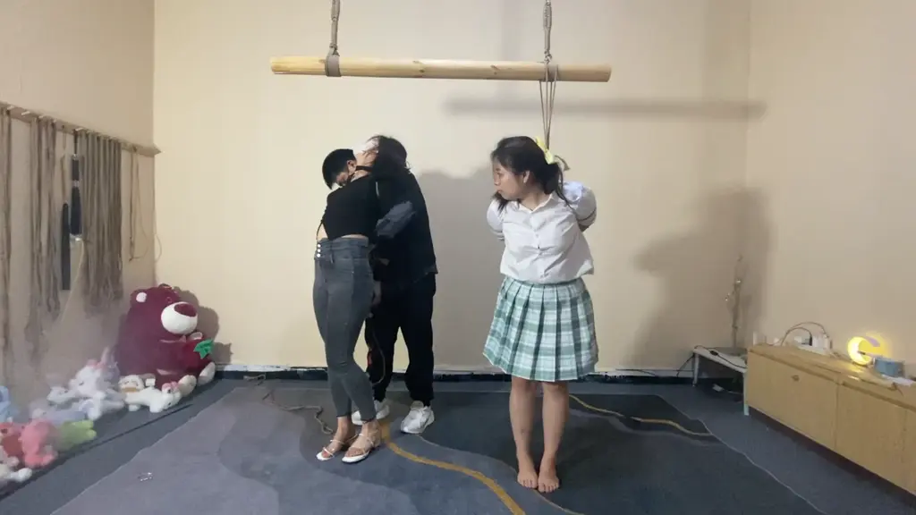 【山鬼工作室】直臂与五花的双人挣扎，欢欢不断与男主皮，被收拾的泪眼婆娑，楚楚可怜，甚是动人。 【山鬼工作室】直臂与五花的双人挣扎，欢欢不断与男主皮，被收拾的泪眼婆娑，楚楚可怜，甚是动人。解压密码sg456新乡绳艺体验店面向全国爱好者开放，1:本店提供绳艺捆绑模特服务，体验女绳师捆绑服务，体验长时间囚禁服务，绳艺教学培训，绳艺交流会，场地出租，专业麻绳销售，原创视频套图销售，作品私人订制，模特原味丝袜出售等.2:本店招募同好合作伙伴。3:接长期定拍，价格优惠，非诚勿扰，加好友备注来意.4:倡导绿色、健康的亚文化，接受正常绳艺，以及绳艺娱乐方面的内容.微信：siyao07280612（司瑶）  QQ;1077384455（司瑶）<br><br>