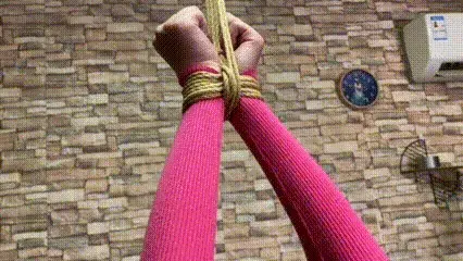 请女同事吃饭把她迷晕带到我的秘密基地捆绑放置 请同事吃饭，把她迷晕，带到我的秘密基地，进行捆绑吊傅，放置，嗯，把他一个人放到房间，也不知道他内心是怎么想的，恐惧害怕，失望无助，绝望。。 本工作室提供绳艺捆绑模特服务、室外定拍，体验女绳师捆绑服务、体验长时间囚禁服务、绳艺教学培训、专业麻绳销售、作品私人定制、模特原味丝袜出售等，另外本店招募同好合作伙伴。定拍约拍。v:a156185529 <br>QQ156185529<br>解压密码168168