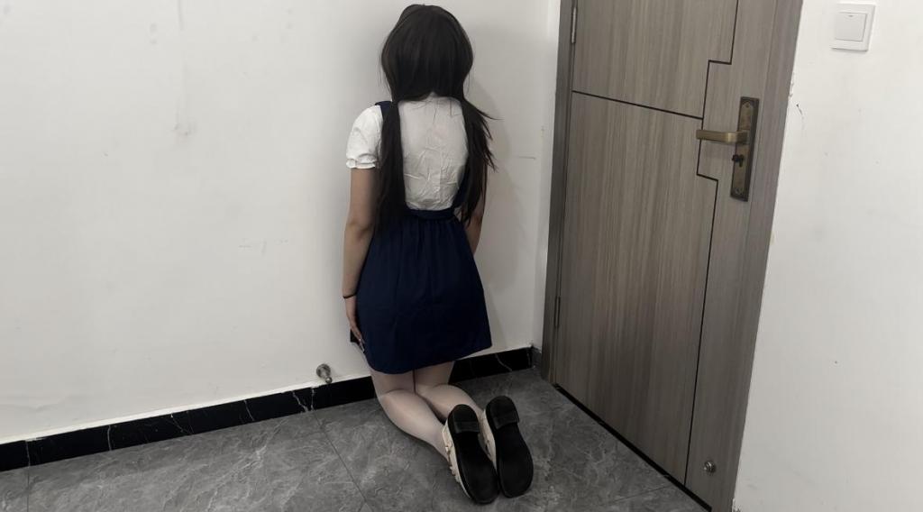 《御仙原创》疼爱（超长剧情片，SP,管教） 考试在即，为了让珺珺考一个好成绩，家长费劲心思，结果叛逆的珺珺，一直不乐意认真学习，总是偷偷的玩手机，在一次做家庭作业的时候玩手机被抓住，家长狠狠地责罚了珺珺！<br>御仙工作室】：坐标河南郑州，对圈内爱好者开放，提供线上定拍、线下约拍。出售原味。<br>定拍咨询方式：<br>QQ:1756718889<br>vx：y1796426163<br>推：1796426163Bang<br>解压密码：yu12<br>下载文件后将后缀zip111改为zip解压，解压完成后，继续将文件后缀改为zip解压，解压密码：yu12 把最终的文件后缀改为mp4即可观看，请大家不要在线观看，非常容易和谐。