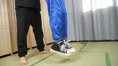 象人定拍-嗷嗷-四双鞋子，两套衣服，举高高挣扎蹬腿特辑！ 在玩手机的嗷嗷遇到了坏蛋，竟然把她举起来<br>还要不停的换鞋子（看出来了，确实很变态）<br>最后把嗷嗷给搞晕了过去！<br><br>——————————————————————————————————————————————<br>因为百度云经常和谐，所以尝试双层解压，<br>解压密码：xiangren123 第一次解压文件后缀改为zip，<br>原密码再次解压以后，把后缀改成mp4 即可观看<br>切勿在百度云中直接观看，容易被和谐!!!!!<br>线上定拍线下约拍。<br>QQ：192370054（注明来意）