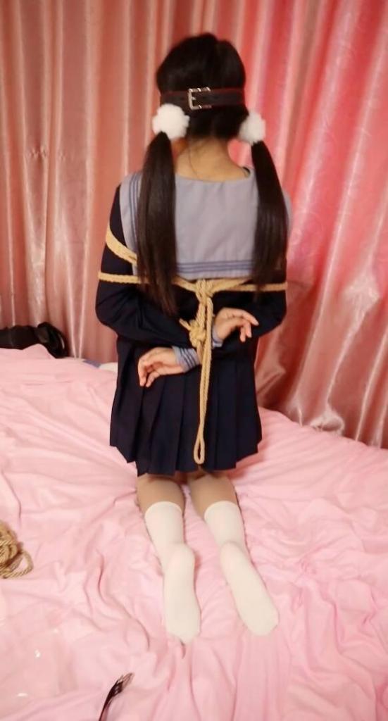 【荷约】安安的可爱游戏之可怜少女装睡被强迫叫主人，被挠的时候 安姐语录你捏哪呢，你个死bt 你大爷的，绑起来堵嘴不叫就直接开电击被痒刑，最后戏精附体 短小精捍干货的单视角作品 安安的可爱游戏之可怜少女装睡被强迫叫主人，绑起来不叫就直接开电击被痒刑， <br>安安在睡觉的时候被强迫被强行挠，一开始紧紧憋笑到后面实在受不了了，呜呜呜<br>你捏哪呢，你大爷的 最后戏精附体<br>解压码 hx 改后缀为mp4<br>