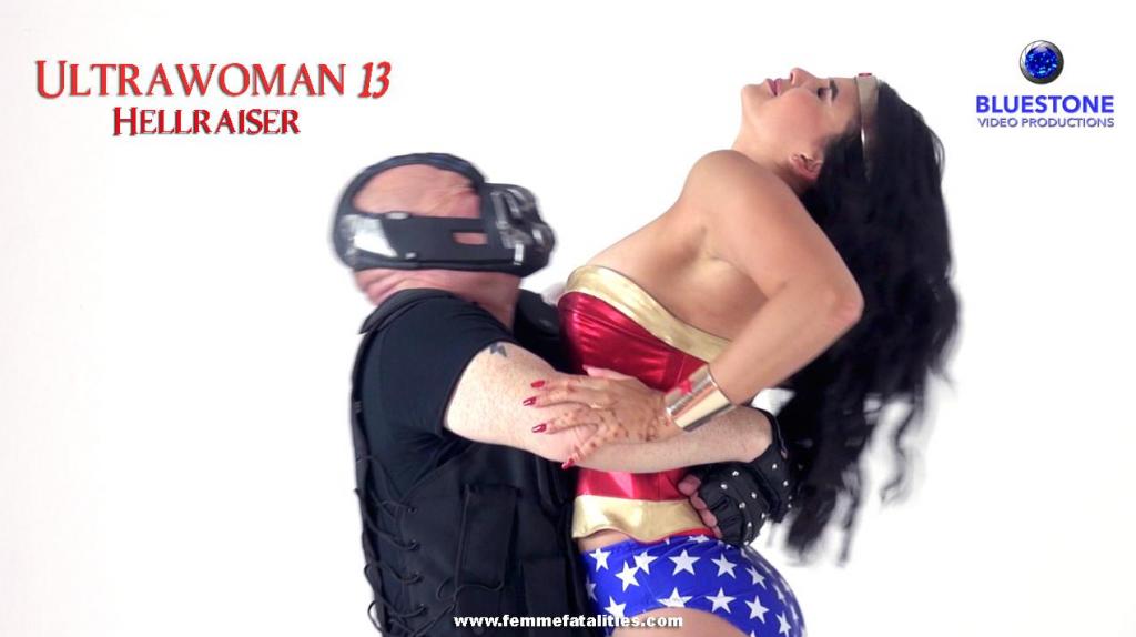 106 – Ultrawoman 13: Hellraiser 奥特曼发现自己身处一个神秘的地点，不记得自己是如何到达那里的。然后，她被狼牙棒袭击了！梅斯制服并[X_X]了她...不是一次而是五次。首先他用她自己的黄金套索勒死了她。她肯定死了，但又神秘地复活了。梅斯一次又一次地杀了她...刺她，割她的喉咙，开枪打她，扭断她的脖子！每次她死后都能复活！这个视频包含了一切，在经历了5次残酷的死亡后，奥特曼幸存下来，再战一天！不要错过这个非常棒的视频！