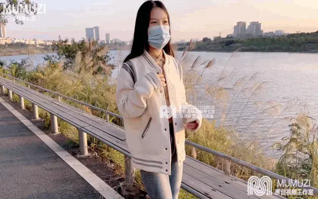 【MUMUZI原创】 美丽的夕阳下摆个Pose～放入玩具被人投来异样的眼光～女控女/户外/露出/室外/胸缚/控制/口球/高高/股绳 桃子 ❤ 作品 【110桃子午后的Vlog】<br>带来桃子实录Vlog～美丽的夕阳照射的动人的桃子被束缚的桃子缓缓下楼,江边的路人还是很多的～人来人往在拍照江边的风景也是非常的棒～这次给桃子自己戴上口球,调皮的桃子在江边还摆上了Pose，觉得不够刺激让桃子放入小玩具远程遥控来到路边，路人见状在拍摄扭头就走，骑电车到路人还回头看着桃子在干嘛…<br><br>PS：下载后～输入解压码VX:MUMUZIGZS解压打开zip在次输入VX:MUMUZIGZS<br><br>❥ MUMUZI工作室 专做女女的工作室 收藏加关注 追番不迷路<br>❥ MUMUZI首页作品https://www.linzijun.app/@MUMUZI<br>❥ QQ310239730  2532765926  VX:MUMUZIGZS<br>❥ MUMUZI业务范围：订拍 约绳 原味 等全面综合业务<br>❥ 添加本工作室联系方式  发送暗号666有惊喜哟<br><br>原味出售：模特拍摄穿的丝袜、嘟嘴丝袜、袜子，内裤、服装、口水、道具等原味都可出售质量保证<br><br>PS：本工作室长期招收女模特、反差婊、女M 、欢迎女生来体验 广西地区   有意联系我们<br><br>注：链接失效 如遇到问题  请联系客服或私信我们第一时间处理 放心购买 感谢支持<br>感谢大家对我们原创视频的支持，感谢大家的喜欢～<br>可以留言提意见，我们都会回复哦～