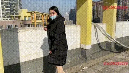 刺激激动 室外的时候心惊胆战  。捆绑紫棋胸 花臀穿羽绒服去楼顶，室外，超市买菜  加口球 刺激激动 整个过程心惊胆战  花臀穿羽绒服去楼顶，室外，超市买菜，室内捆绑好了之后，穿上羽绒服，去楼顶，打开羽绒服，进行展示，下楼去地下车库显示，打开羽绒服进行展示，出门经过马路，去超市买菜，看到路人别样的一光，也不知道模特心里是怎么想的，路上的表情，经验了，最后坐电梯回工作室。整个过程刺激。 本工作室提供绳艺捆绑模特服务、室外定拍，体验女绳师捆绑服务、体验长时间囚禁服务、绳艺教学培训、专业麻绳销售、作品私人定制、模特原味丝袜出售等，另外本店招募同好合作伙伴。定拍约拍。v:a156185529 <br>QQ156185529<br>解压密码168168<br><br><br>