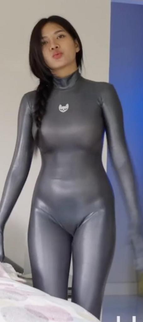 2023-11-18 Momoe in Limited Edition Steel Catsuit 攒了半年的Hiro Gato系列，这几天集中更一下，让大家久等了。<br>期间会刷屏，给大家造成的不便请谅解。<br><br>宝藏写真系列，专拍 zentai   体操服   丝袜。<br>衣服材质棒，拍摄的手法干净清爽，出镜的女孩们都超级赞。<br>赏心悦目的同时，又可以当成L管神片来用。<br>整个系列很具有收藏意义，欢迎大家挑喜欢的冲起。<br><br>强推Rei和Muay这两位模特。<br>Rei很甜很灵动，Rei的体操服 丝袜是一绝。<br>Muay很御身材好，Muay的zentai是一绝。<br><br>又新增了两个整容骚货Kaew和Baiploo<br>Kaew是典型的高冷骚脸，Baiploo是狐媚子邪魅型的。<br><br><br>说明：<br>这个系列的视频，是网站加密嵌入式的，搞起来费时费力。<br>每部固定两钻收个辛苦钱，基本上也就回个本。<br>还请大家多多理解，多多支持，感激不尽。