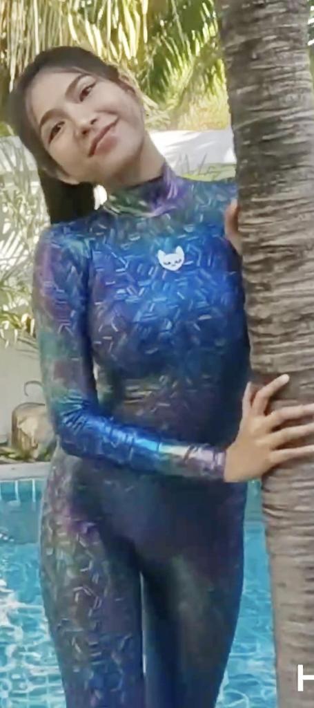 2024-01-20 Momoe going for a swim in psytique metallic 攒了半年的Hiro Gato系列，这几天集中更一下，让大家久等了。<br>期间会刷屏，给大家造成的不便请谅解。<br><br>宝藏写真系列，专拍 zentai   体操服   丝袜。<br>衣服材质棒，拍摄的手法干净清爽，出镜的女孩们都超级赞。<br>赏心悦目的同时，又可以当成L管神片来用。<br>整个系列很具有收藏意义，欢迎大家挑喜欢的冲起。<br><br>强推Rei和Muay这两位模特。<br>Rei很甜很灵动，Rei的体操服 丝袜是一绝。<br>Muay很御身材好，Muay的zentai是一绝。<br><br>又新增了两个整容骚货Kaew和Baiploo<br>Kaew是典型的高冷骚脸，Baiploo是狐媚子邪魅型的。<br><br><br>说明：<br>这个系列的视频，是网站加密嵌入式的，搞起来费时费力。<br>每部固定两钻收个辛苦钱，基本上也就回个本。<br>还请大家多多理解，多多支持，感激不尽。