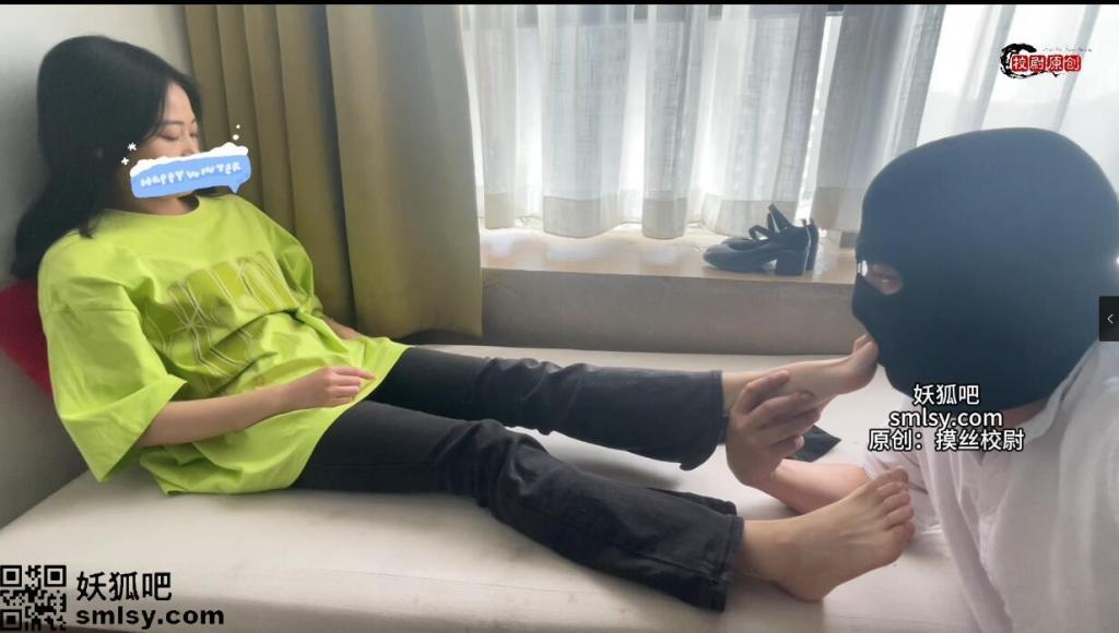 校尉原创-闻舔舞蹈老师的汗味裸足 纯粹的恋足舔足篇<br>这个妹子的袜子在第一集有近距离展示过，已经起球了，而且由于妹子是跳舞的，她的脚汗相对就比较多，至少比起我之前拍的那几个妹子，她算是酸味比较重的了<br>在这期开始前，我并没有跟妹子提前沟通过想要品尝她的臭脚<br>而是视频录制后才给她说的，其实我也想记录一下这个过程....<br>当我提出来后，妹子其实并没有拒绝，蛮好，配合度挺高！<br><br>而这个妹子在聊天中透漏了，她可以出原，因为在约拍的过程中我跟她说了很多足控话题，她也并不反对<br>看到可开发潜力非常的大啊兄弟们<br><br>最后需要说明一下，由于拍摄没有提前准备好，妹子表示这部也并不愿意露脸，作为基本尊重，为了保护妹子的隐私，我就打上贴纸遮脸了<br>望各位理解，毕竟她并不是职业女S，而是纯素人罢了