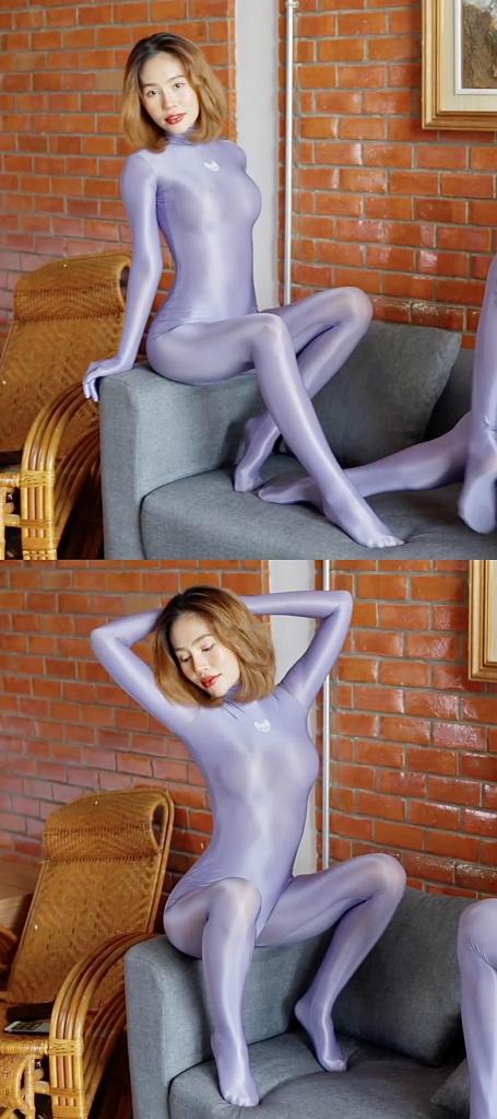 2024-01-23 Muay and Jen in Sheer Nylon 攒了半年的Hiro Gato系列，这几天集中更一下，让大家久等了。<br>期间会刷屏，给大家造成的不便请谅解。<br><br>宝藏写真系列，专拍 zentai   体操服   丝袜。<br>衣服材质棒，拍摄的手法干净清爽，出镜的女孩们都超级赞。<br>赏心悦目的同时，又可以当成L管神片来用。<br>整个系列很具有收藏意义，欢迎大家挑喜欢的冲起。<br><br>强推Rei和Muay这两位模特。<br>Rei很甜很灵动，Rei的体操服 丝袜是一绝。<br>Muay很御身材好，Muay的zentai是一绝。<br><br>又新增了两个整容骚货Kaew和Baiploo<br>Kaew是典型的高冷骚脸，Baiploo是狐媚子邪魅型的。<br><br><br>说明：<br>这个系列的视频，是网站加密嵌入式的，搞起来费时费力。<br>每部固定两钻收个辛苦钱，基本上也就回个本。<br>还请大家多多理解，多多支持，感激不尽。