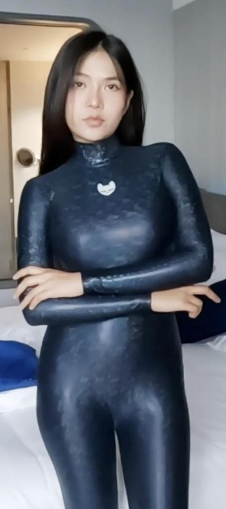 2024-02-26 Momoe in Black Shattered Glass Catsuit 攒了半年的Hiro Gato系列，这几天集中更一下，让大家久等了。<br>期间会刷屏，给大家造成的不便请谅解。<br><br>宝藏写真系列，专拍 zentai   体操服   丝袜。<br>衣服材质棒，拍摄的手法干净清爽，出镜的女孩们都超级赞。<br>赏心悦目的同时，又可以当成L管神片来用。<br>整个系列很具有收藏意义，欢迎大家挑喜欢的冲起。<br><br>强推Rei和Muay这两位模特。<br>Rei很甜很灵动，Rei的体操服 丝袜是一绝。<br>Muay很御身材好，Muay的zentai是一绝。<br><br>又新增了两个整容骚货Kaew和Baiploo<br>Kaew是典型的高冷骚脸，Baiploo是狐媚子邪魅型的。<br><br><br>说明：<br>这个系列的视频，是网站加密嵌入式的，搞起来费时费力。<br>每部固定两钻收个辛苦钱，基本上也就回个本。<br>还请大家多多理解，多多支持，感激不尽。