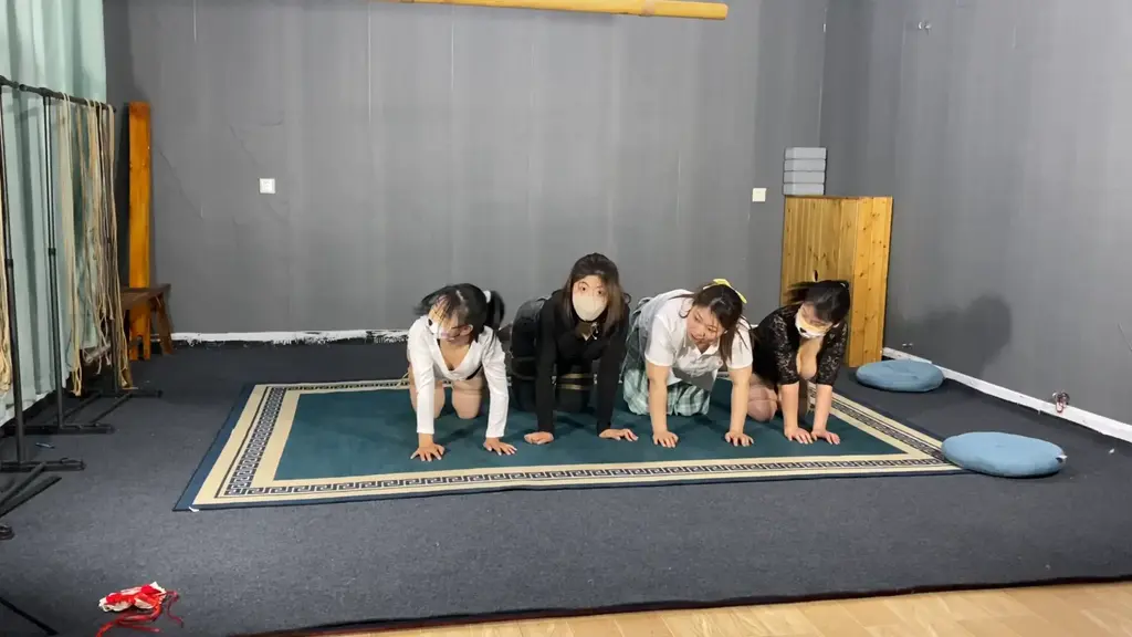 【山鬼工作室】四人k9，爬行，争夺赛。 【山鬼工作室】四人k9，爬行，争夺赛。面向全国爱好者开放，1:本店提供绳艺捆绑模特服务，体验女绳师捆绑服务，体验长时间囚禁服务，绳艺教学培训，绳艺交流会，场地出租，专业麻绳销售，原创视频套图销售，作品私人订制，模特原味丝袜出售等.2:本店招募同好合作伙伴。3:接长期定拍，价格优惠，非诚勿扰，加好友备注来意.4:倡导绿色、健康的亚文化，接受正常绳艺，以及绳艺娱乐方面的内容.微信：15670557280（司瑶）shangui7988(山鬼） QQ：1077384455。视频解压密码sg456