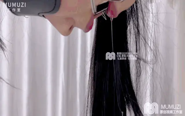 【MUMUZI原创】 当你有个这样的女仆～你会觉得有多辛福～女调女/K9/遛狗/后手吊缚/[X_X]口塞/口枷/口水/高高/电击/SP/COS 小九 ❤ 作品 【111小九女仆】<br>今天玩个COS～小九女仆被主人命令去叼放在身后的被子,小九狗爬过去叼起被子回来给主人不小心掉落,生气的主人拿出[X_X]口塞惩罚小九,让小九好好的舔塞入小九的口腔中～觉得玩得不过瘾把桃子束缚起来，手被吊缚的小九非常难受,被主人拿来口枷戴上！！！在调教的过程中～小九的口水不断的流…<br><br>PS：下载后～输入解压码VX:MUMUZIGZS解压打开zip在次输入VX:MUMUZIGZS<br><br>***在线视频480P  网盘原视频1080P***<br><br>❥ MUMUZI工作室 专做女女的工作室 收藏加关注 追番不迷路<br>❥ MUMUZI首页作品https://www.linzijun.app/@MUMUZI<br>❥ 联系方式VX:MUMUZIGZS QQ310239730  2532765926  <br>❥ MUMUZI业务范围：订拍 约绳 原味 等全面综合业务<br>❥ 添加本工作室联系方式  发送暗号666有惊喜哟<br><br>原味出售：模特拍摄穿的丝袜、嘟嘴丝袜、袜子，内裤、服装、口水、道具等原味都可出售质量保证<br><br>PS：本工作室长期招收女模特、反差婊、女M 、欢迎女生来体验 广西地区   有意联系我们<br><br>注：链接失效 如遇到问题  请联系客服或私信我们第一时间处理 放心购买 感谢支持<br>感谢大家对我们原创视频的支持，感谢大家的喜欢～<br>可以留言提意见，我们都会回复哦～
