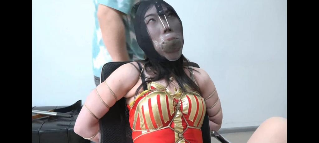 【逍遥订拍】屈辱的女侠下集 驷马拇指缚 黑丝包头 丝袜塞满 电击 挠脚心 定身 打屁股 女侠被电的翻白眼晕过去了，大母脚趾绑起来连接到中间。可绑紧一点看模特的柔韧度而定，手部用丝袜包住胶带缠紧抹上肌肉胶水无法法逃脱，手腕绳子和腿部绳子连接到一起)马具口球绑个绳子一起吊到上面。女侠醒来扭动着身体，发现自己被绑的动弹不得，坏蛋拿来原味丝袜就塞满她的嘴，戴上马具口球和鼻钩，抹上肌肉胶，没有特殊药水无法摘下来，女侠听见不能取下来愤怒宣泄不满，随后便开始挠脚心，鞭打，电击折磨，中间狂挠脚心和穿插电击鞭打折磨，自由发挥。女侠渐渐支持不住，坏蛋想让女侠跟他合作，女侠疯狂摇头，坏人生气的拿来一条原味丝袜套在她头上，连接到吊着的绳子上，丝袜上面有收缩剂，套上之后便紧紧的包裹住女侠的头。这味道女侠被恶心的呕吐。用催痒剂喷在她脸上和脚心，特别痒的同时现在的姿势是牵一发动全身，非常难受，坏人还把电击棒开到最大，绑在[X_X]处，女侠快被电失禁了，演那种出难受的感觉。她把女侠定住身体不能动只有嘴能叫，博士准备把女侠当藏品卖了，然后博士便去找买家，只留女侠在这里痛苦的叫着，女侠给脸部特写和全身特写放置。最后完结。