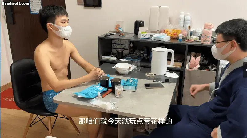 【黑魔法师】脱缚游戏失败的惩罚，男人参加一场黑魔法师的脱缚游戏，挑战失败以后受到惩罚。 男人参加黑魔法师的脱缚游戏，一个简单的后手直臂捆绑，男人被戴上眼罩以后就绑在了长桌上，再用黑色口球堵住嘴巴，男人必须在限定时间内逃脱，否则就会受到黑魔法师的惩罚。但是男人被捆绑以后根本就无法逃脱，戴着口球完全无法发出声音，因为黑魔法师的捆绑太强，男人无法挣脱，只能等着时间一点一点的流逝，最终逃脱尝试完全失败，只能乖乖接受黑魔法师的惩罚。男人挑战失败以后，黑魔法师用胶带把男人绑成胶带木乃伊固定在长桌上，让他一动都不能动，然后在男人的脚底上挠痒，再贴上贴片刺激男人的脚底，为了不让男人能躲开，一起用胶带固定住，连续缠了厚厚的几层，让男人完全没有挣脱的希望，只能在胶带全包里面忍受从脚底传来的刺激。<br>（本期看点：捆绑，直臂缚，全包，胶带）<br>联系我们QQ：1127164451（业务号） 2946045390（主号） 2208804318（备用号） 推特@Melissa73142749 黑魔法师微信a309583933（业务号），<br>接视频定拍；也可以现实体验拘束（绳缚，真空床，真空柜子，丝袜木乃伊，绷带全包 胶带全包等）。工作室地址天津，有喜欢的同好可以加我。<br>网盘视频是压缩文档类型 解压后吧TXT改成mp4 解压密码heimofashi123请不要在线解压