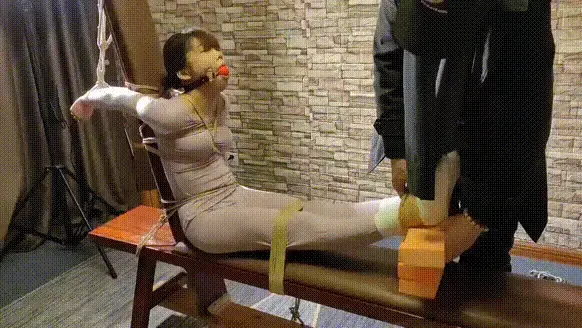 叶晓露老虎凳折磨 身材娇小的叶晓露，绑在老虎凳上，双手高高吊起，脚下紧紧垫四块砖，小嘴巴堵上口球，放置到受不了，再鞭打，最后放置。视频解压密码：666888  。<br>一绳所爱绳艺体验店面向全国爱好者开放，本店提供绳艺捆绑模特服务、体验女绳师捆绑服务、变装绳艺体验、绳艺婚纱照摄影、体验长时间囚禁服务、绳艺教学培训、绳艺交流会、绳艺逃脱挑战赛、场地出租、专业麻绳销售，原创绳艺扑克销售、原创视频套图销售、作品私人定制、模特原味丝袜出售等，另外本店招募同好合作伙伴。微信：351552501初心<br>