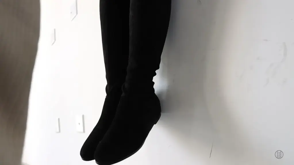 （特殊癖好合集）得意客长靴篇 此视频只适合靴控以及那些喜欢双脚离地挣扎的同好，所以其他对此癖好无感的同好请不要购入<br>所有片段都是截取于发布过的片子，有想看完整版的可进入我的主页购买观看<br>承蒙各位喜欢，网盘资源请勿在线解压！