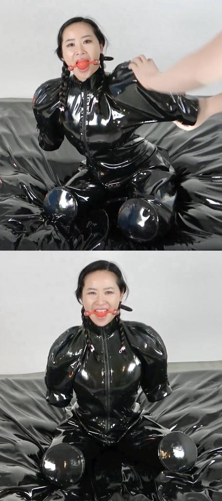 新ラバーヒトイヌスーツで脱出チャレンジ！ 黑色乳胶人形犬雏奈子，裆部塞上入体眺蛋，然后戴上乳胶头套窒熄play。<br><br>肘と膝にパットが入ったタイプの新しいラバーヒトイヌスーツで脱出チャレンジ！<br>このラバーヒトイヌスーツは手脚にジッパーが付いているので、通常よりもとても脱ぎ着がやり易くなっています。<br>まず、ラバープッシーパンツを履いてから、<br>遠隔バイブをおまんこの中に入れます。<br>そして、自らボールギャグを装着。<br>その後、2回脱出チャレンジしました。<br>2度目は腕もマミーしてからラバーヒトイヌスーツに入りました。<br>より難しくなったわけです。<br>雛奈子さんは頑張って脱出チャレンジするも、<br>途中で遠隔バイブで邪魔されたり、<br>頭にラバーマスクを被されるたりして脱出を邪魔されてしまいます！？<br>結局脱出はできませんでした。。。