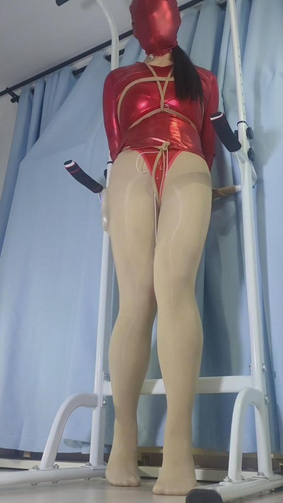 [影子]肉丝+红紧身衣+双腿并缚+电击，半小时电击只是上半场哦 上半场电击拉力赛好玩吗？<br>看你一直垫脚挺辛苦，脚上的绳子给你去掉了；<br>但代价嘛，自然是要加个玩具喽~<br><br>跳单的开关挂在你双腿之间，<br>给你十分钟，自己想办法关掉[X_X]，<br>如果关不掉，那就有你“享受”的喽<br><br>这么久还没关掉，你是不是故意的啊？<br>既然如此，再多震一会吧<br>或许很快就能释放了呢~<br><br>什么，你说不要停，快释放了？<br>谁让你刚才的任务没完成呢？<br>惩罚就是，给我憋回去！<br>我只负责挑逗，不负责解决，自己忍着吧！<br>